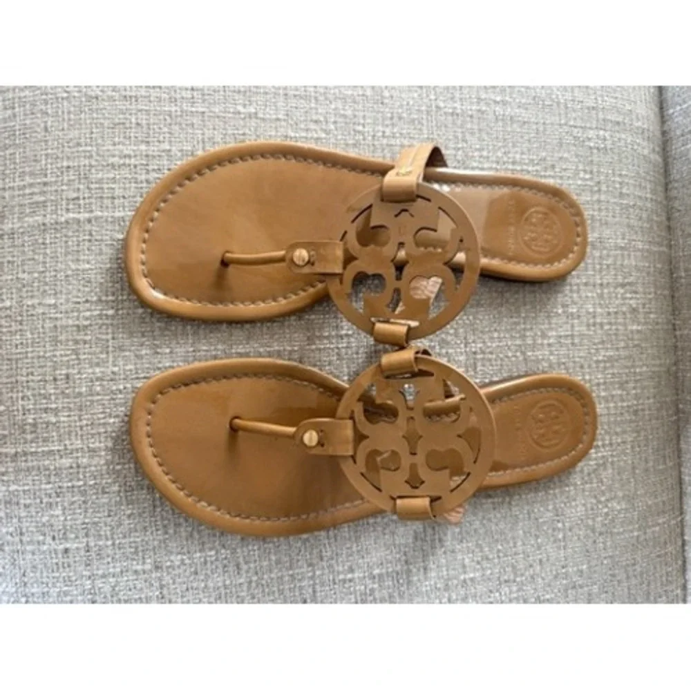 Tory Burch Miller Patent Leather Thong Sandals Tan Gold Logo Womens 10
